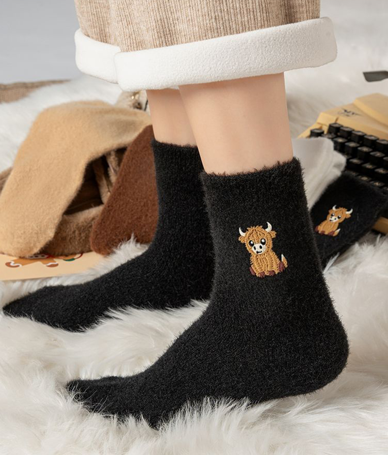 ⏳LETZTER TAG WARMER WINTER SALE 50 % RABATT!🔥🐮5 Paar flauschige Highland-Kuh bestickte Plüschsocken