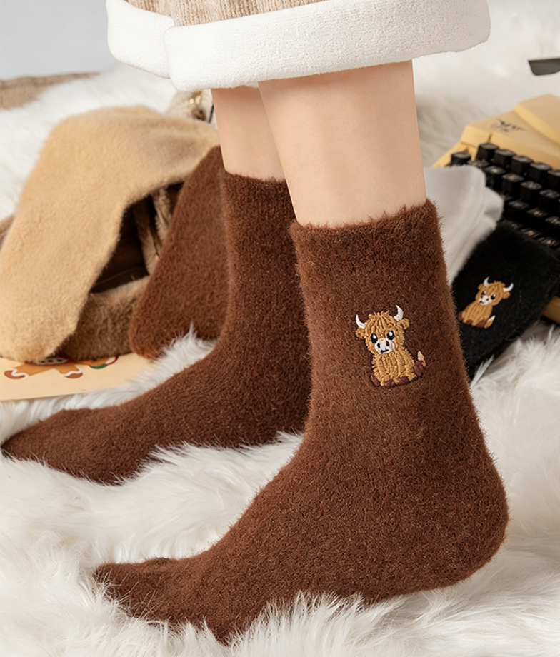 ⏳LETZTER TAG WARMER WINTER SALE 50 % RABATT!🔥🐮5 Paar flauschige Highland-Kuh bestickte Plüschsocken