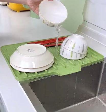 🍽️ 60% OFF NOW! ✨ No-Spill Silicone Worktop Saver - Heat-Resistant & Non-Slip Drying Mat with Drainage Groove 💧🧽