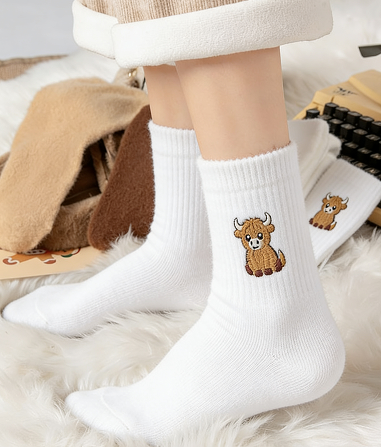 ⏳LETZTER TAG WARMER WINTER SALE 50 % RABATT!🔥🐮5 Paar flauschige Highland-Kuh bestickte Plüschsocken