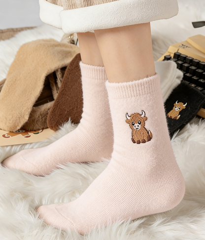 ⏳LETZTER TAG WARMER WINTER SALE 50 % RABATT!🔥🐮5 Paar flauschige Highland-Kuh bestickte Plüschsocken