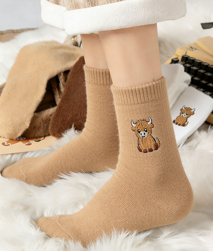 ⏳LETZTER TAG WARMER WINTER SALE 50 % RABATT!🔥🐮5 Paar flauschige Highland-Kuh bestickte Plüschsocken