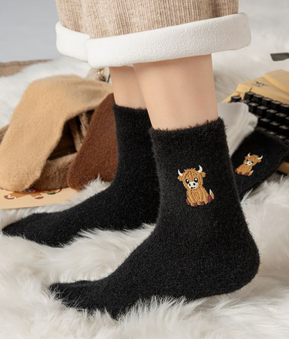 ⏳LETZTER TAG WARMER WINTER SALE 50 % RABATT!🔥🐮5 Paar flauschige Highland-Kuh bestickte Plüschsocken