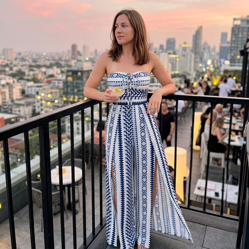 👗 JETZT 50% RABATT!💥Geometrischer Jumpsuit mit Neckholder & Seitenschlitz – Einzigartiger Print & Elastischer Rücken – Vielseitig, perfekt für Sommerpartys oder als Resort Wear ✨