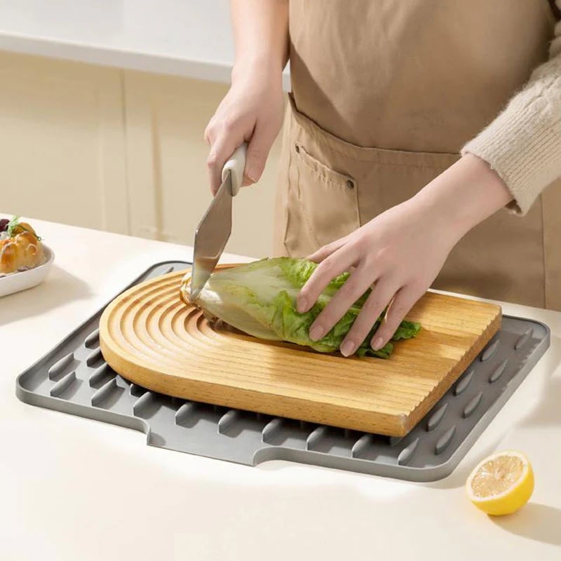 🍽️ 60% OFF NOW! ✨ No-Spill Silicone Worktop Saver - Heat-Resistant & Non-Slip Drying Mat with Drainage Groove 💧🧽